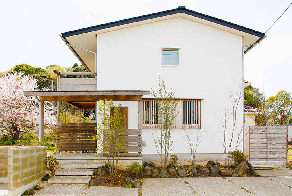 建築実例２４ ハウスクリエイトの建築実例 白い壁と軒を深くかけた切妻屋根 に素材と無垢の木にこだわった空間で心地よく優しく暮らせるナチュラルモダンな家 ハウスクリエイト 株